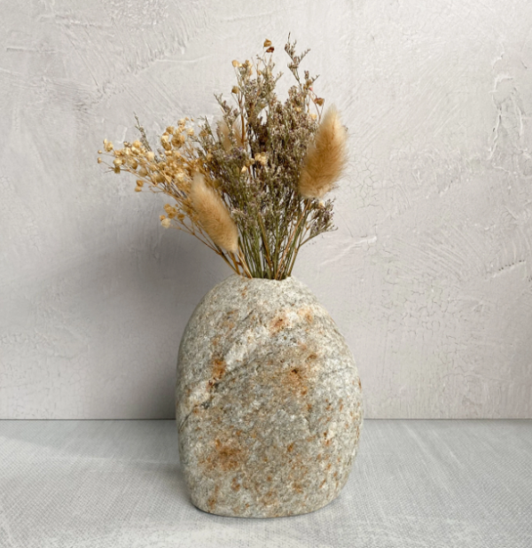 Vas bunga dengan desain tumpukan batu yang alami